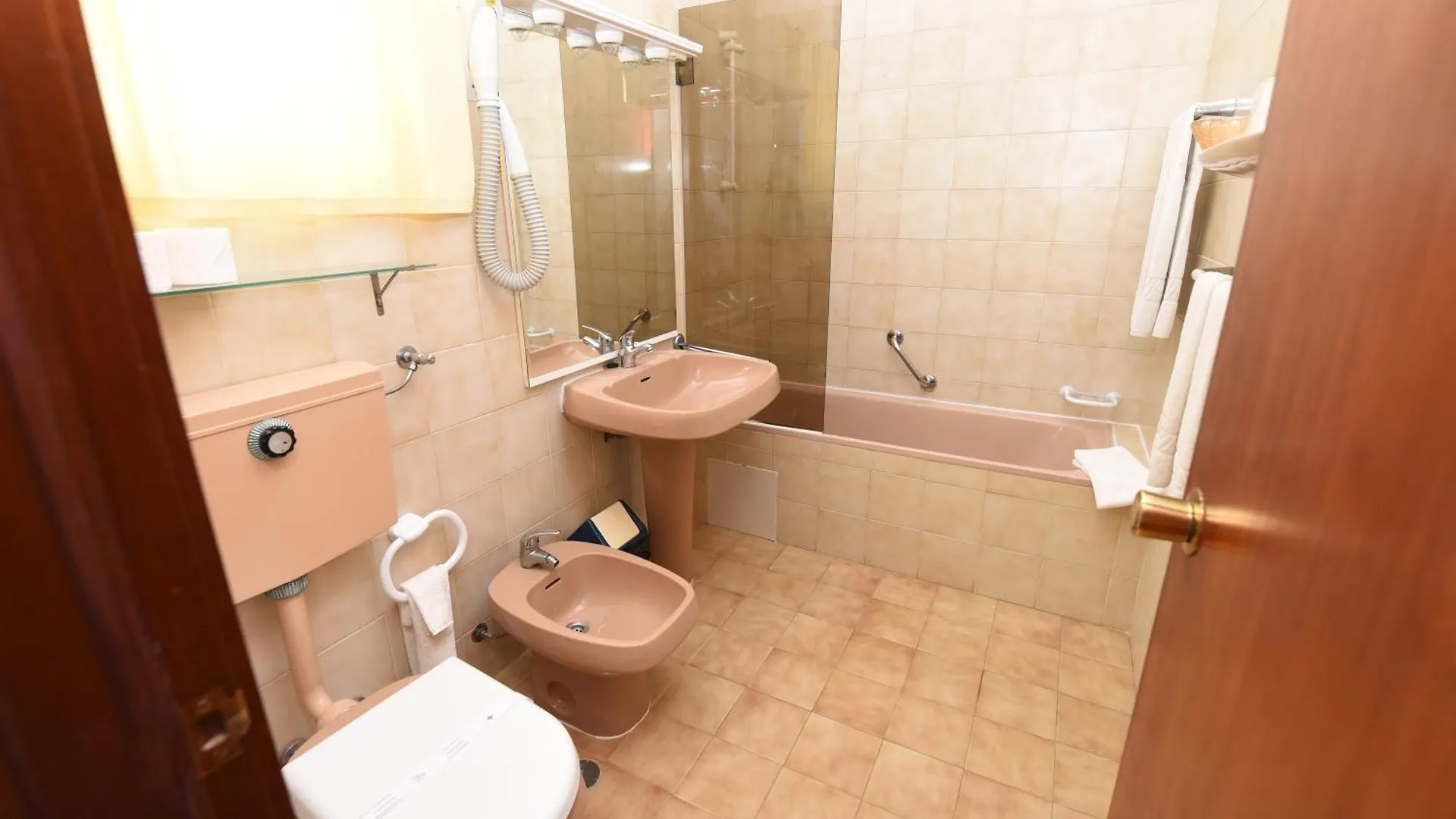 Praia Da Lota Resort - Beachfront Hotel مانتا روتا